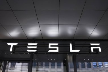 Basel, İsviçre - 24 Eylül 2018: Tesla Store Basel, İsviçre ayrıntı. 2003 kurulan elektrik Otomotiv konusunda uzmanlaşmış bir Amerikan şirketidir.