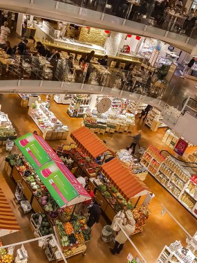 Milan, İtalya - 27 Nisan 2017: Kimliği belirsiz kişi Eataly Smeraldo, Milano, İtalya. Milan en büyük gıda pazarı olduğunu