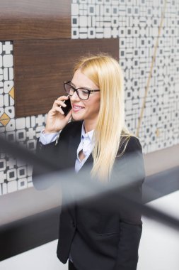 Hareket eden telefon içinde modern ofis olan kadın