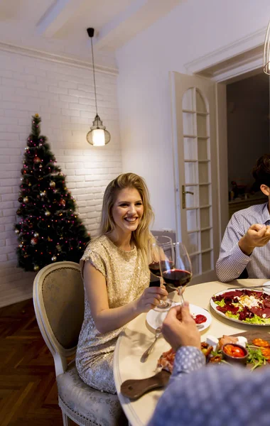 Jovem Feliz Coupletoasting Copo Vinho Tinto Casa — Fotografia de Stock