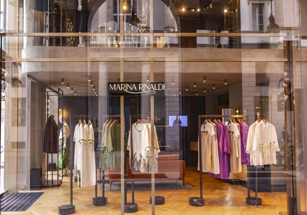 意大利米兰 2017年4月24日 意大利米兰的玛丽娜 里纳尔迪商店 Marina Rinaldi 是意大利 Max Mara 时尚集团的超大号女装品牌 — 图库照片