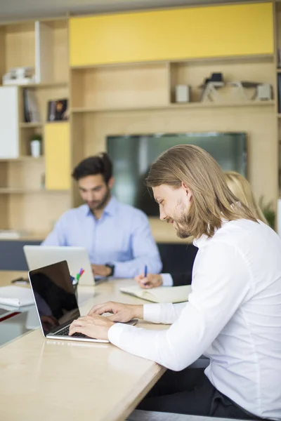 Mensen Uit Het Bedrijfsleven Bezig Met Laptop Een Kantoor — Stockfoto