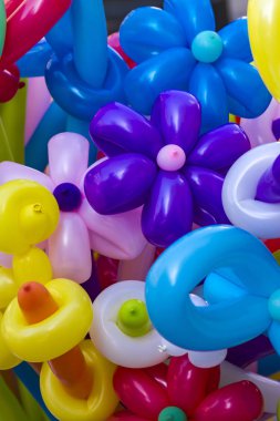 Renkli balon yapılan çiçek şekiller manzaraya kadar kapatın