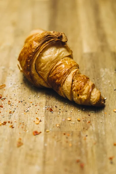 Croissant Francês Fresco Mesa Madeira — Fotografia de Stock