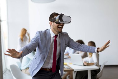 Ekip VR kullanarak seminer oluşturma sırasında egzersiz ekip eğitim yapma işadamı ofiste gözlük