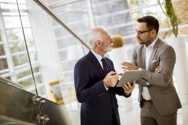 İşaret ve bir şey dijital tablet ofisinde küçük ortak için gösterilen üst düzey işadamı portresi