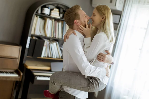 Boldog Szerető Fiatal Pár Csókolózás Szobában — Stock Fotó