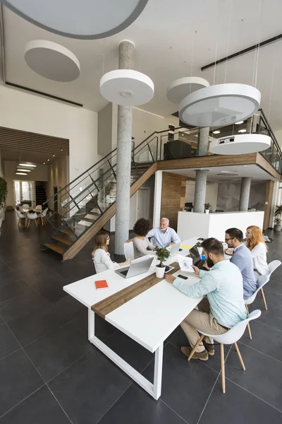 Senoir Und Junge Geschäftsleute Sitzen Konferenzraum Während Einer Besprechung Büro — Stockfoto