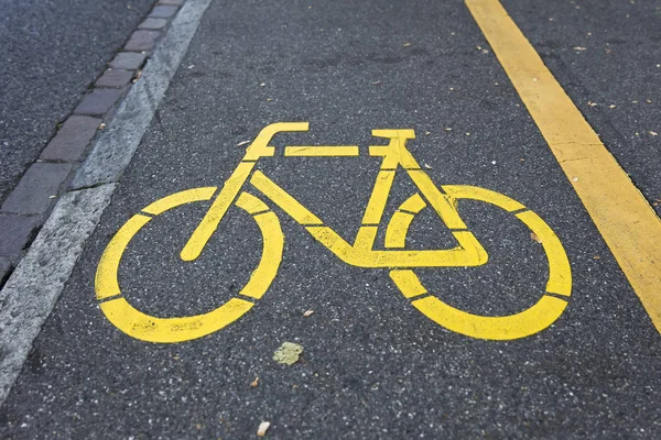 Close Van Het Gele Fietspad Met Teken Weg — Stockfoto