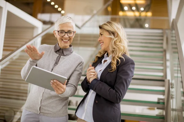 Portret Van Senior Jonge Vrouwelijke Ondernemers Permanent Kantoor Met Digitale — Stockfoto