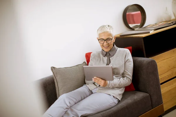 Vrij Hoge Zakenvrouw Met Tablet Bank Zitten — Stockfoto