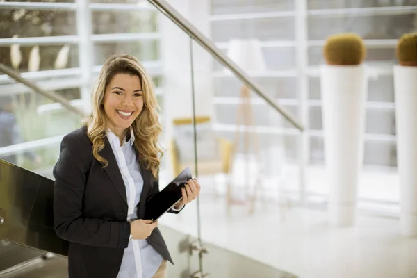 Joven Empresaria Alegre Con Tableta Oficina Moderna —  Fotos de Stock