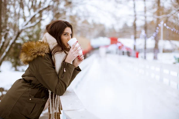 Giovane Donna Che Beve Caffè Sfondo Natura Invernale All Aperto — Foto Stock