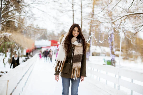 Retrato Mujer Joven Monta Patines Hielo Parque — Foto de Stock