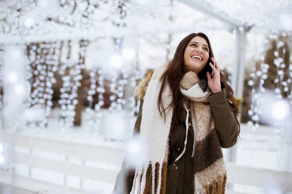 Kış Açık Havada Cep Telefonu Ile Gülümseyen Genç Kadın Portresi — Stok fotoğraf