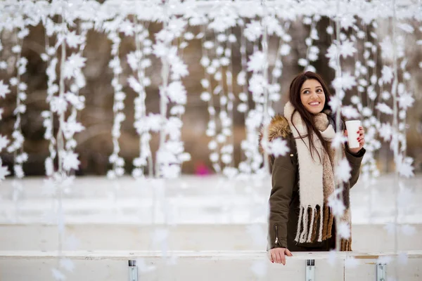 Portrait Jeune Femme Dans Snowpark Boit Thé — Photo