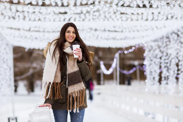 Bir Kar Parkta Genç Kadın Portresi Çay Içer — Stok fotoğraf