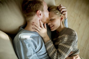 Sevgi dolu iki odasında kanepede uzanmış Üstten Görünüm