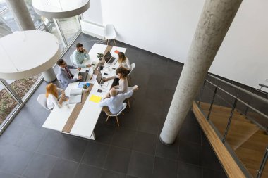 Modern ofisinde çalışan iş adamları, üstten görünüm