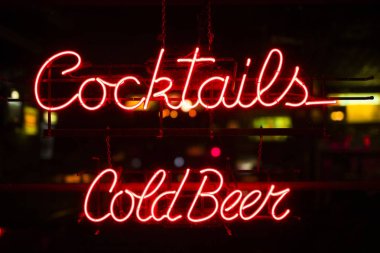 Vintage ocktails ve soğuk bira neon tabela asılı bir barda görünümü penceresi
