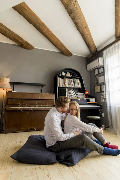 Vrolijke Liefdevolle Jong Koppel Zittend Vloer Kamer — Stockfoto