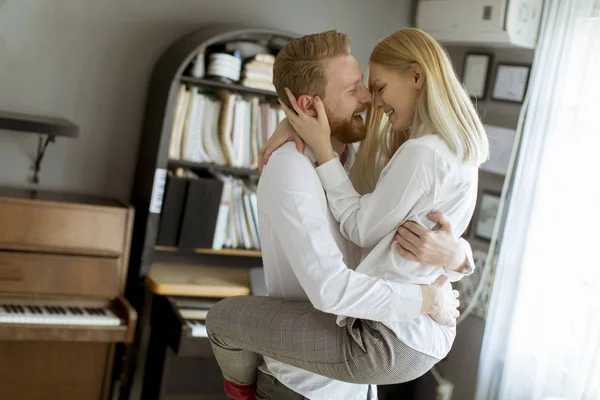 Glückliches Und Liebevolles Junges Paar Küsst Sich Zimmer — Stockfoto