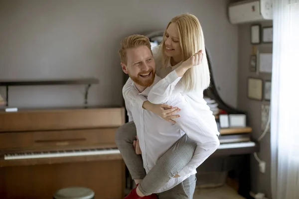 Vrolijke Liefdevolle Jong Koppel Met Plezier Kamer — Stockfoto