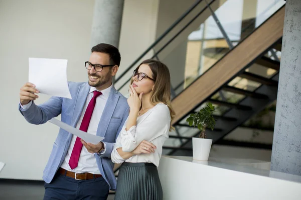 Jóvenes Empresarios Analizan Documentos Oficina Moderna — Foto de Stock