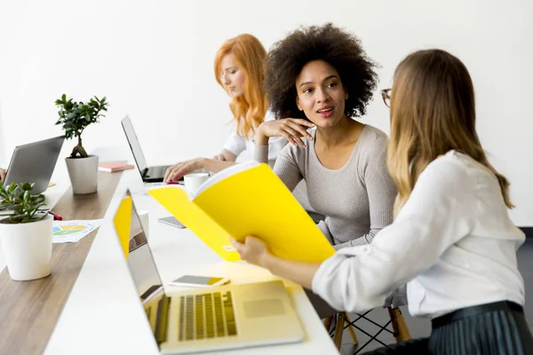 Geschäftsfrauen Arbeiten Gemeinsam Büro — Stockfoto