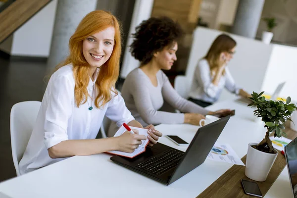 Empresarias Trabajando Juntas Oficina — Foto de Stock