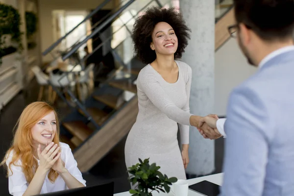 Jovens Empresários Apertando Mãos Escritório Terminar Reunião Bem Sucedida — Fotografia de Stock