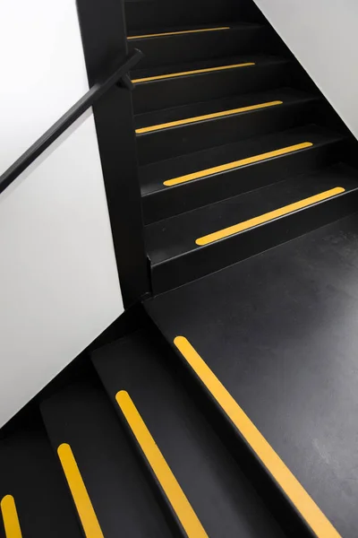 Gros Plan Escalier Avec Ligne Jaune — Photo