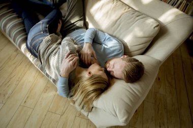 Sevgi dolu iki odasında kanepede uzanmış Üstten Görünüm