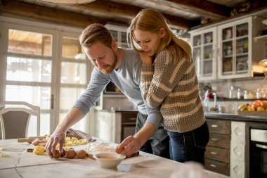Sevgi dolu çift rustik mutfakta makarna hazırlama