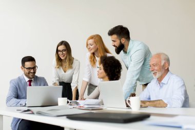 Ofis personel toplantısı sırasında Grup Genç çok ırklı iş adamları masa etrafında görüntülemek