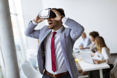 Ekip VR kullanarak seminer oluşturma sırasında egzersiz ekip eğitim yapma işadamı ofiste gözlük