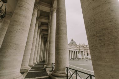 Saint Peter Meydanı Vatikan'nda sütunlu detay