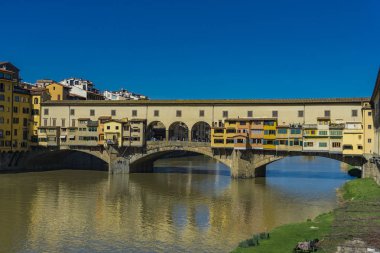Ponte Vecchio bridgeon nehir Arno Floransa, İtalya