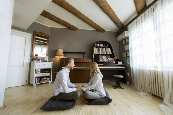 Glückliches Und Liebevolles Junges Paar Auf Dem Fußboden Zimmer Sitzend — Stockfoto