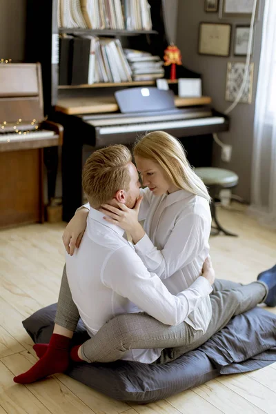 Feliz Amoroso Jovem Casal Beijando Enquanto Sentado Chão Sala — Fotografia de Stock