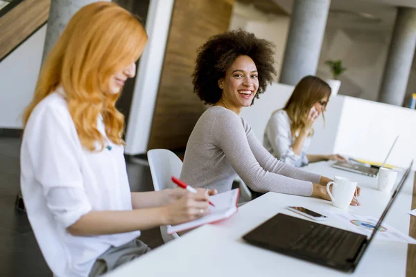 Frauen Arbeiten Büro Zusammen — Stockfoto