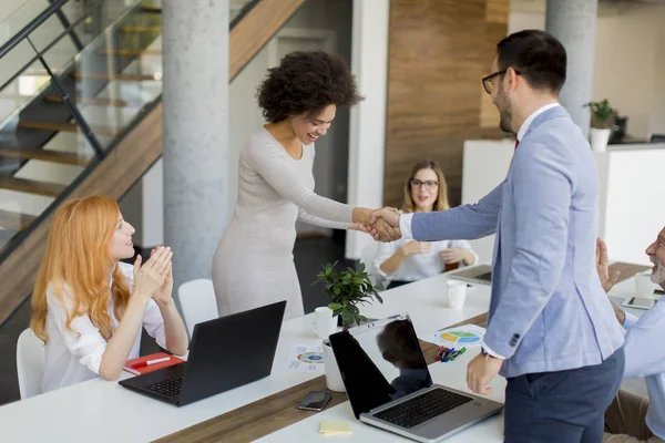 Jóvenes Empresarios Estrechando Mano Oficina Terminar Una Reunión Exitosa — Foto de Stock