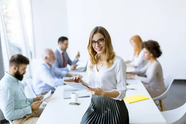 Joven Gerente Atractiva Mujer Que Trabaja Tableta Digital Mientras Está — Foto de Stock