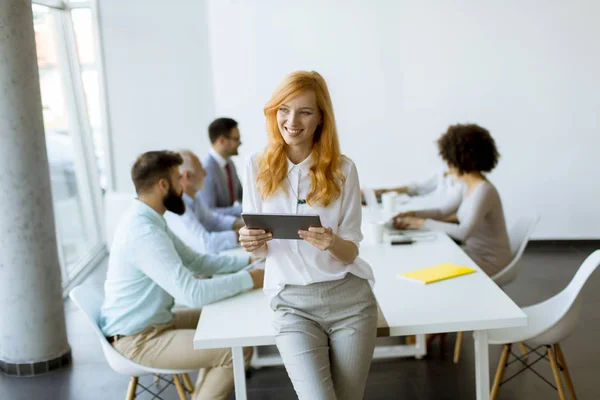 Mooie Jonge Rode Haar Vrouw Met Behulp Van Digitale Tablet — Stockfoto