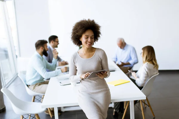 Smiling African Woman Using Tablet Office While Other Business People — Stok Foto