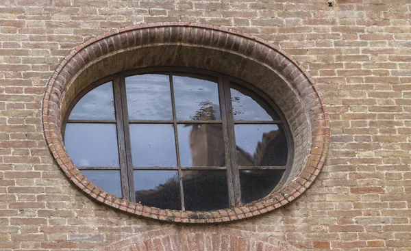 Siena, İtalya'dan eski oval penceredeki Ortaçağ srchitecture yansıması