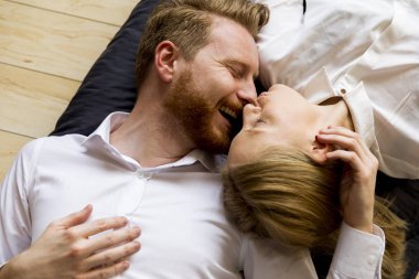 Seven yalan ve evde yerde öpüşme genç çift