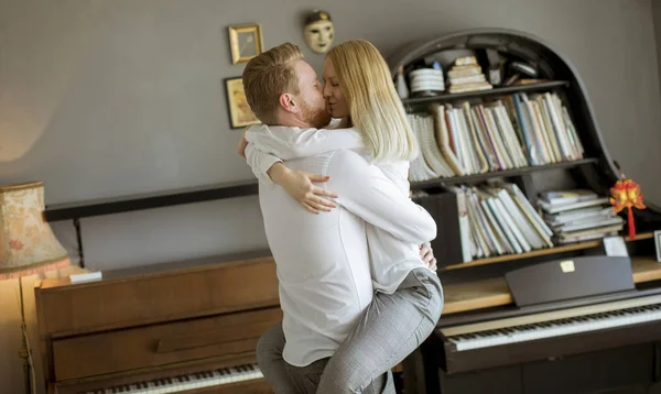 Feliz Cariñosa Pareja Joven Besándose Habitación —  Fotos de Stock