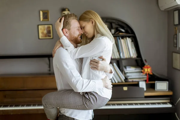 Felice Amorevole Giovane Coppia Baciare Nella Stanza — Foto Stock