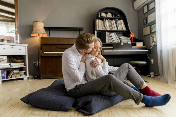 Pasangan Muda Yang Bahagia Dan Penuh Kasih Duduk Lantai Ruangan — Stok Foto